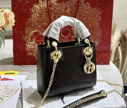 Lady Dior 

First quality +🎁

Size : 18 * 14 * 7 cm

95 dhs🇦🇪🇦🇪

with box 🎁

Zain115
♥️♥️♥️
