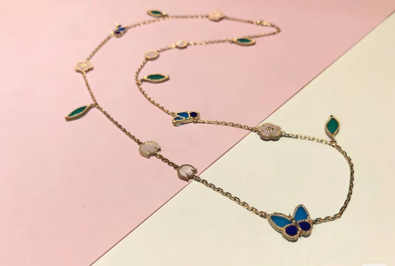 VCA full set ❤️‍🔥*
Necklace ✨
Earring 💥
Bracelet 🐦‍🔥
Ring 💍 free size 🍁
With normal boxes 🗃️ 
310 dhs✅
With master box 📦 
360 dhs✅

Zain216
♥️♥️♥️