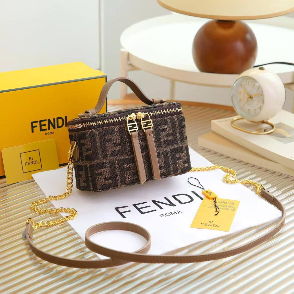 Fendi

1️⃣ First Quality ＋🎁

Size : 17 * 11 * 8  cm
90 dhs🇦🇪🇦🇪

with box🎁
Zain115
♥️♥️♥️