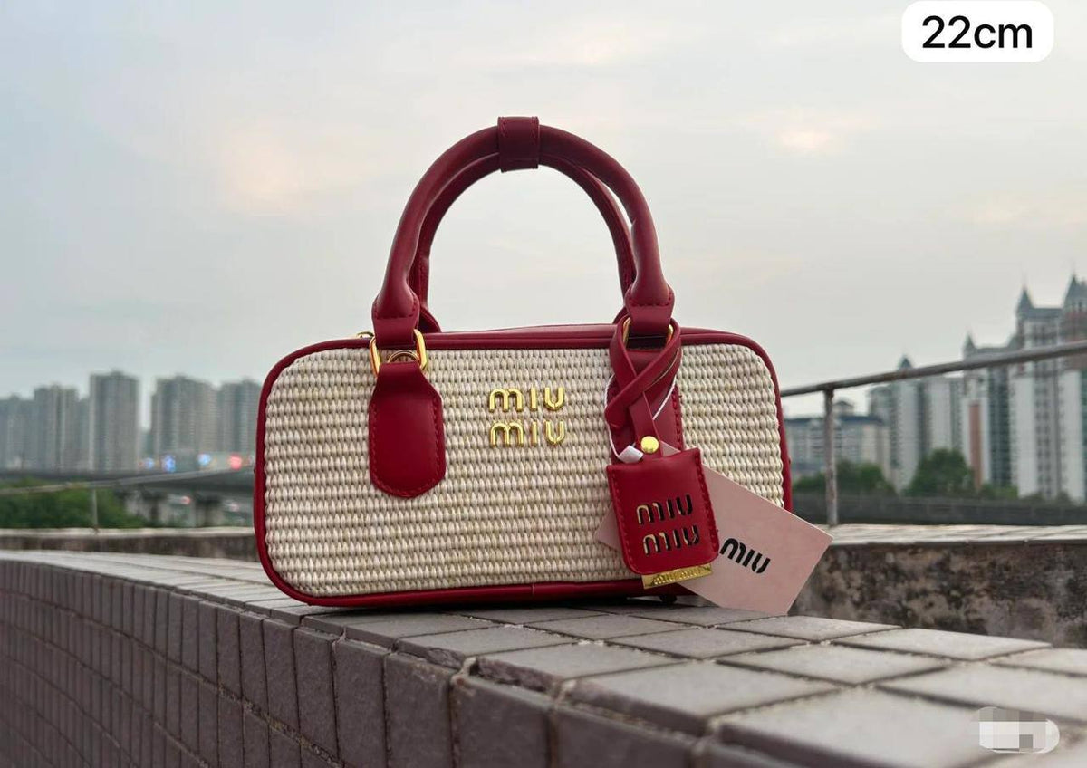 Miumiu / Dior

First quality +🎁

Size : 22 ~ 20 * 17 cm
85 dhs🇦🇪🇦🇪

 with box🎁
Zain115
♥️♥️♥️
