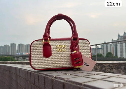 Miumiu / Dior

First quality +🎁

Size : 22 ~ 20 * 17 cm
85 dhs🇦🇪🇦🇪

 with box🎁
Zain115
♥️♥️♥️