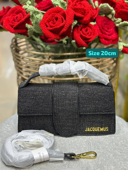 Jacquemus

Good quality 

with box 🎁🎁🎁

100 dhs🌺

Zain186
♥️♥️♥️