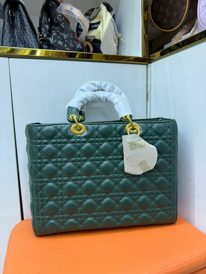 DIOR
Good  QUALITY 
SIZE:32cm
120 dhs🪙💕
🔥high quality🔥🔥

Zain04
♥️♥️♥️