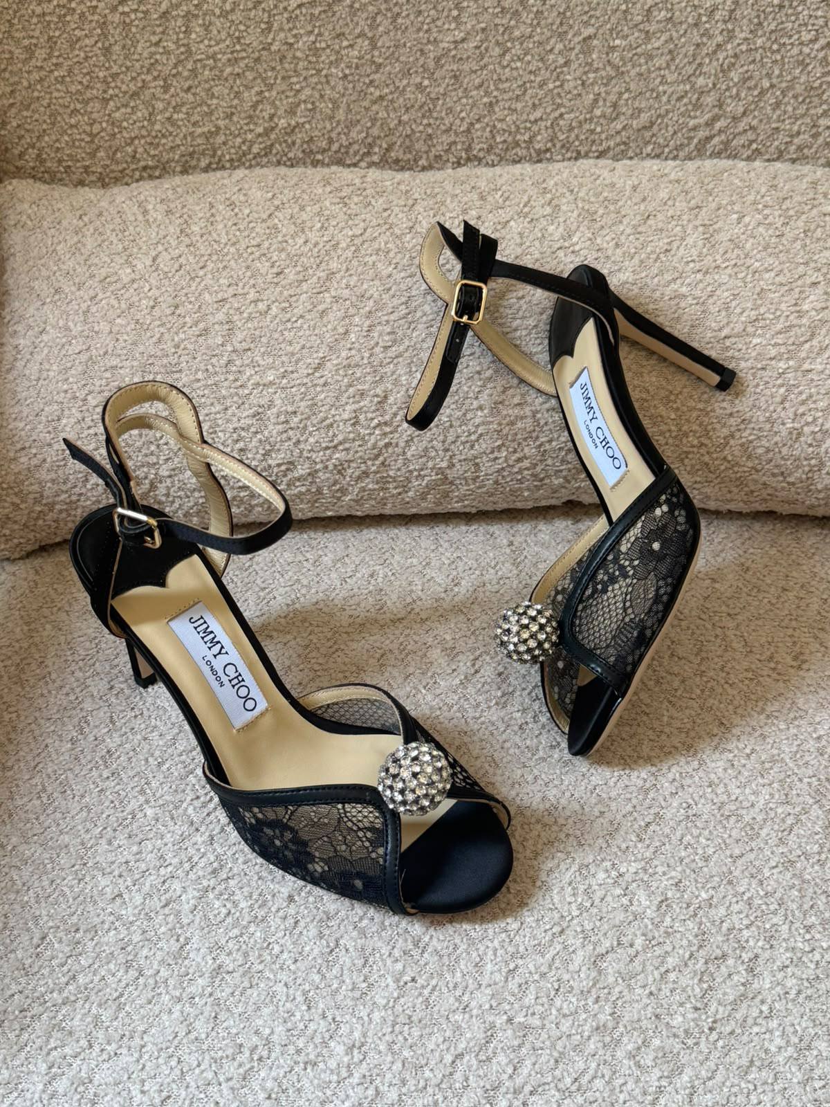 Jimmy choo

𝐒𝐢𝐳𝐞𝐬: 𝟑𝟔 — 𝟒𝟏
500 dhs🇦🇪🇦🇪

Zain298
♥️♥️♥️