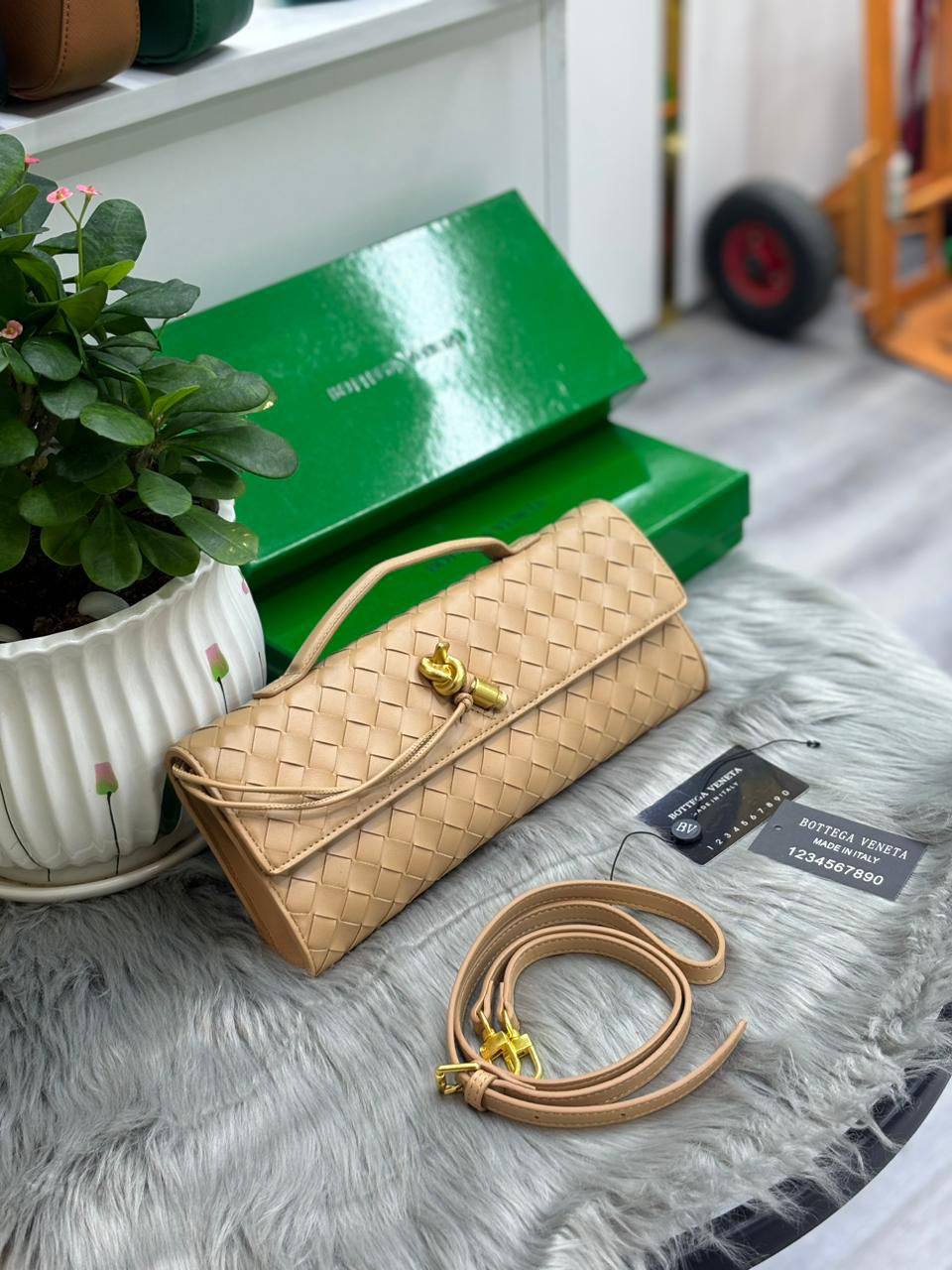 BOTTEGA
SIZE  ……… 31CM 🥰
95 dhs🇦🇪
With BOX🌷

Zain44
♥️♥️♥️