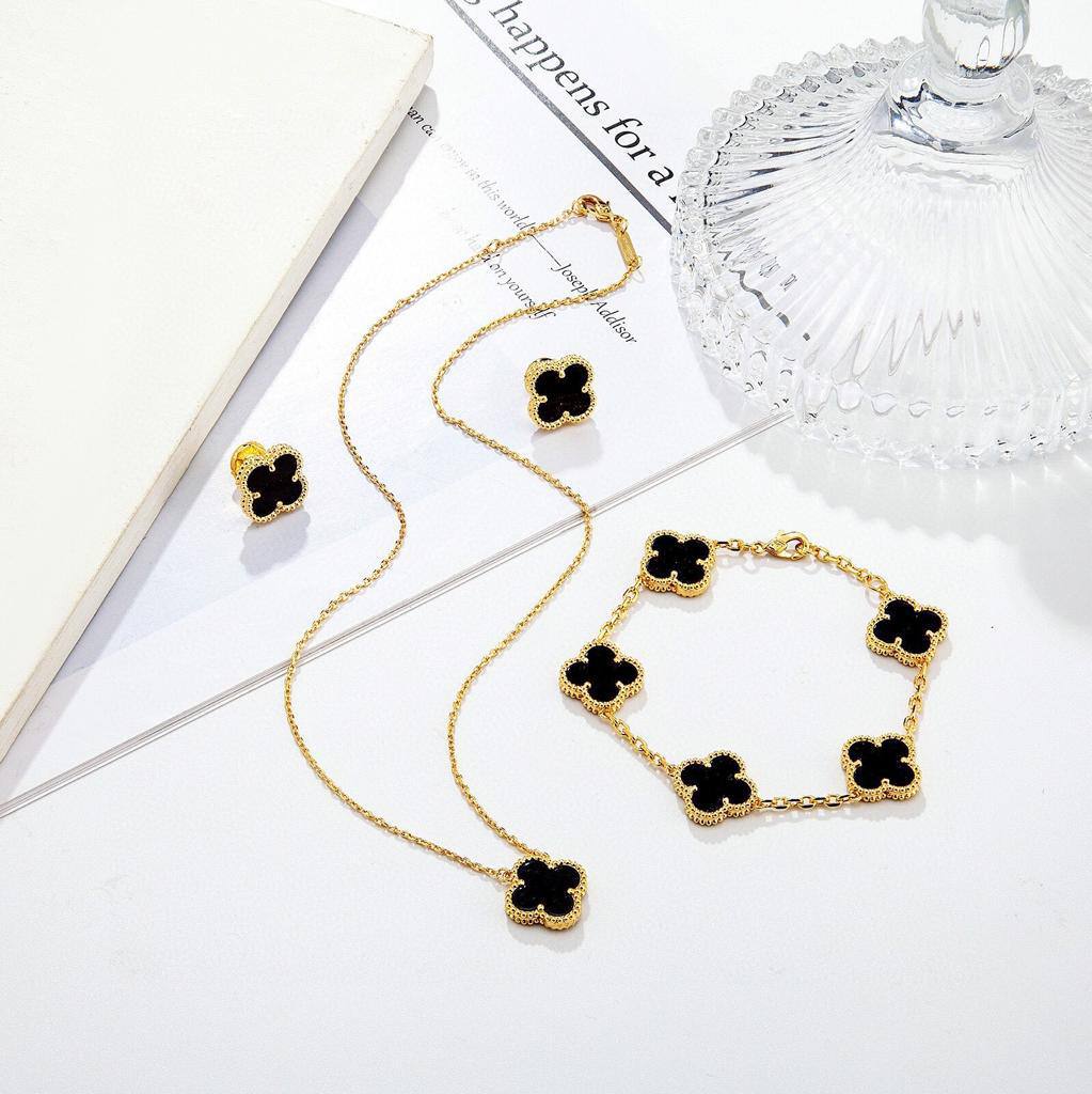 VCA Set*_🌼💫
*NECKLACE 1 FLOWER*
*BRACELET 5 FLOWER*
*EARRING   1* *FLOWER*  
145 dhs❤️
       _*WITH*_
    *Good Box* 📦

Zain89
♥️♥️♥️