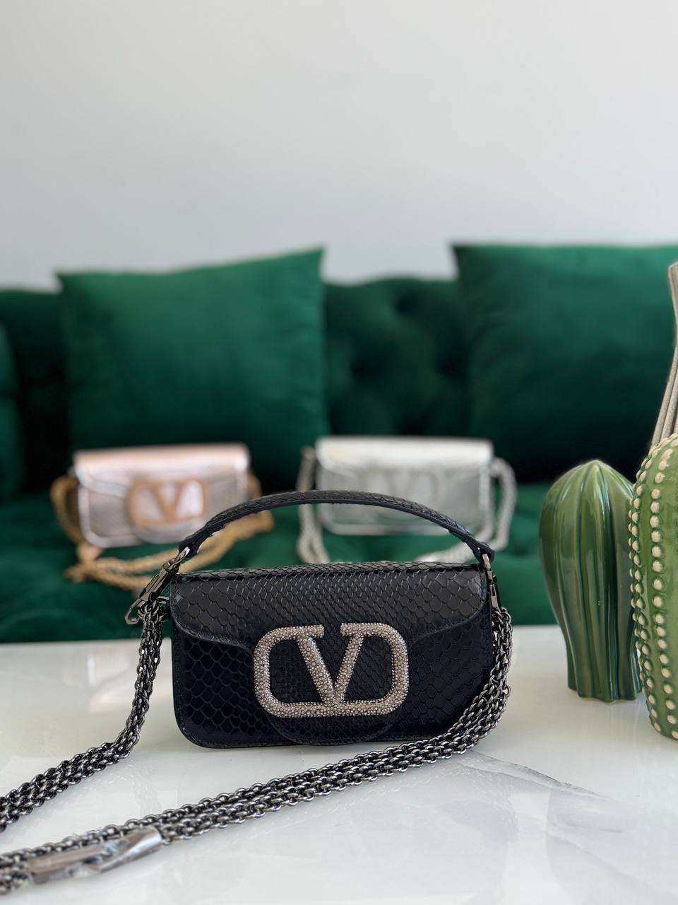 VALENTINO ✨
Size:19Cm 💥
Available original box 📦 
With full packing 🎀🎀
Super high quality 💥💥
For Price 👇 WTSP Text Zain 0568585901
0507557372
0544061607

Zain283
♥️♥️♥️