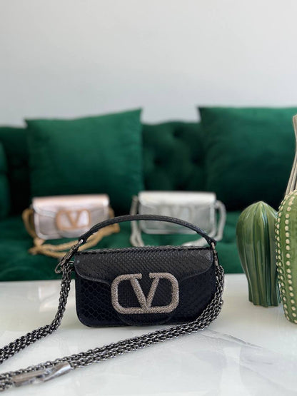 VALENTINO ✨
Size:19Cm 💥
Available original box 📦 
With full packing 🎀🎀
Super high quality 💥💥
For Price 👇 WTSP Text Zain 0568585901
0507557372
0544061607

Zain283
♥️♥️♥️