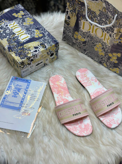 Dior 
Size :36 to 42
90 dhs💛

Zain241
♥️♥️♥️