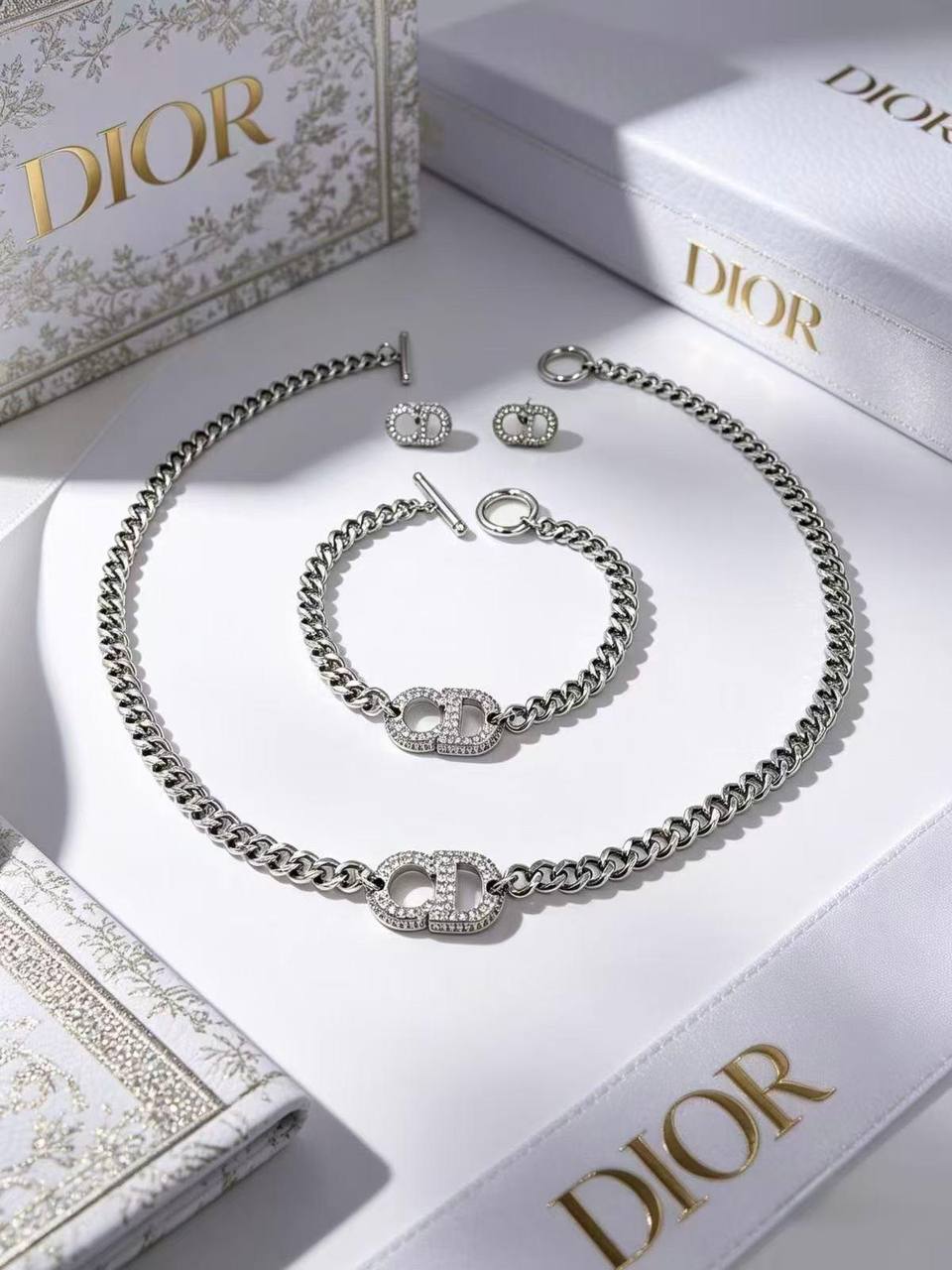 DIOR SET
MASTER
💫✨
115 DHS✅
WITH BOX AND PAPER BAG🛍️🎁

Zain89
♥️♥️♥️