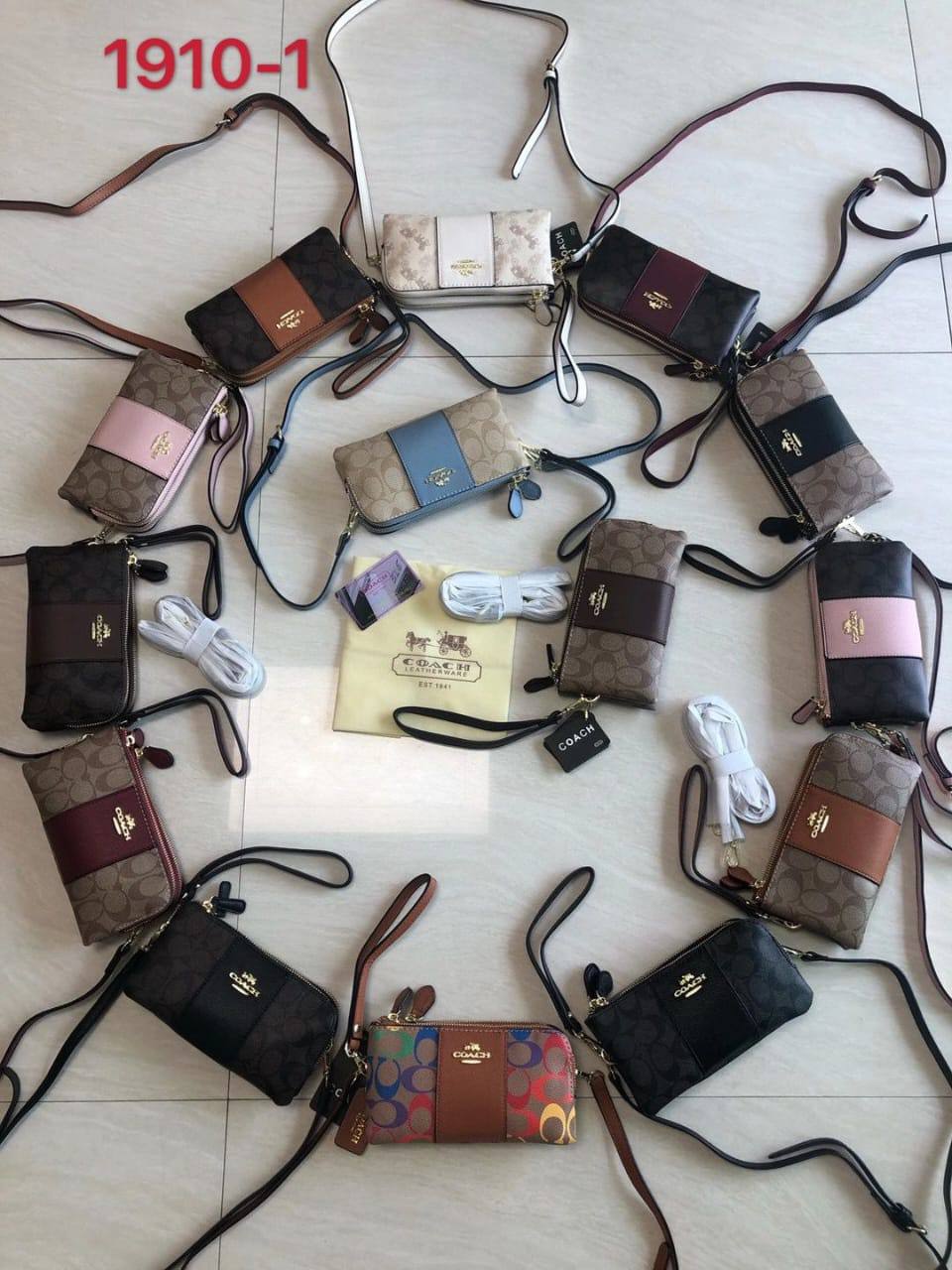 Coach

good quality
Small bag, 

double zipper
60 dhs✅

Zain136
♥️♥️♥️