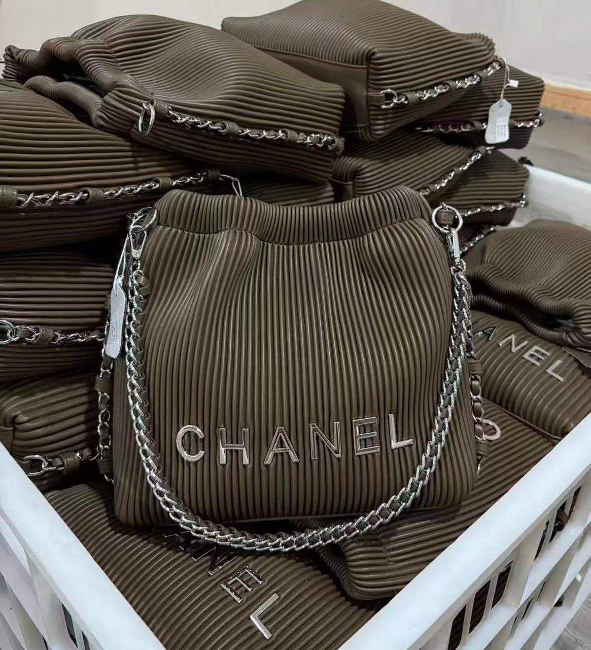 Chanel 
good quality 
95 dhs❣️

Zain278
♥️♥️♥️