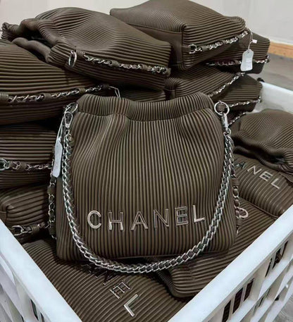 Chanel 
good quality 
95 dhs❣️

Zain278
♥️♥️♥️