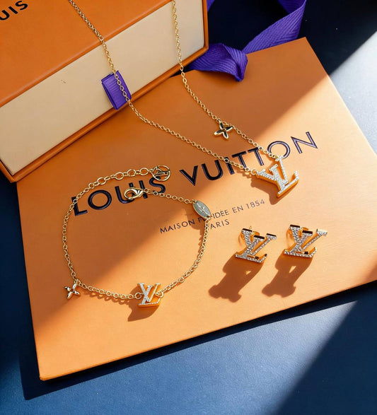 LV SET 
NECKLACE BRACELET EARRINGS MASTER✨💫
WITH BOX AND PAPER BAG
 🛍️🎁 115 DHS✅

Zain89
♥️♥️♥️