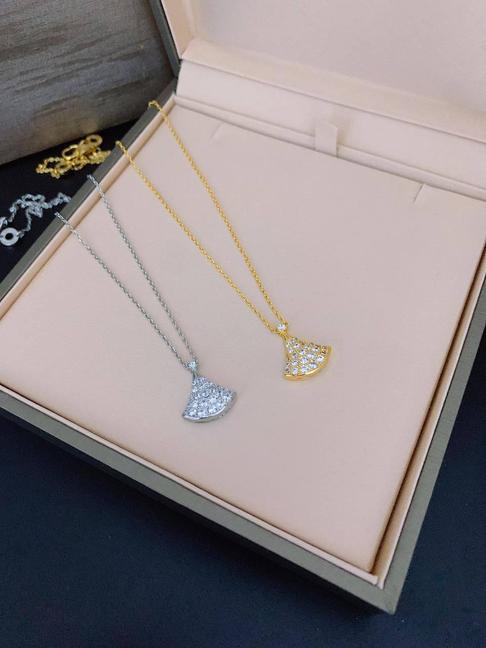 BVLGARI SET
MASTER ✨💫
NECKLACE BRACELET
EARRINGS
130 DHS✅

WITH NORMAL BOX AND PAPER BAG🎁

Zain89
♥️♥️♥️