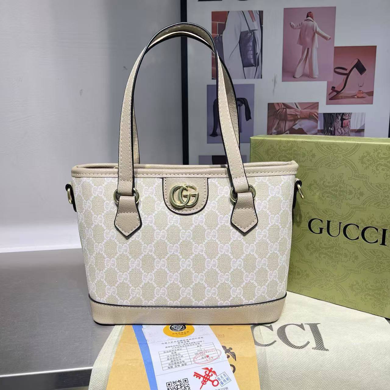 GUCCI ᴏᴘʜɪᴅɪᴀ ᴍɪɴɪ
 ᴛᴏᴛᴇ ʙᴀɢ
ɢᴏʟᴅ ʜᴀʀᴅᴡᴀʀᴇ
sɪᴢᴇ : 27 cm

70 dhs✅

Zain31
♥️♥️♥️