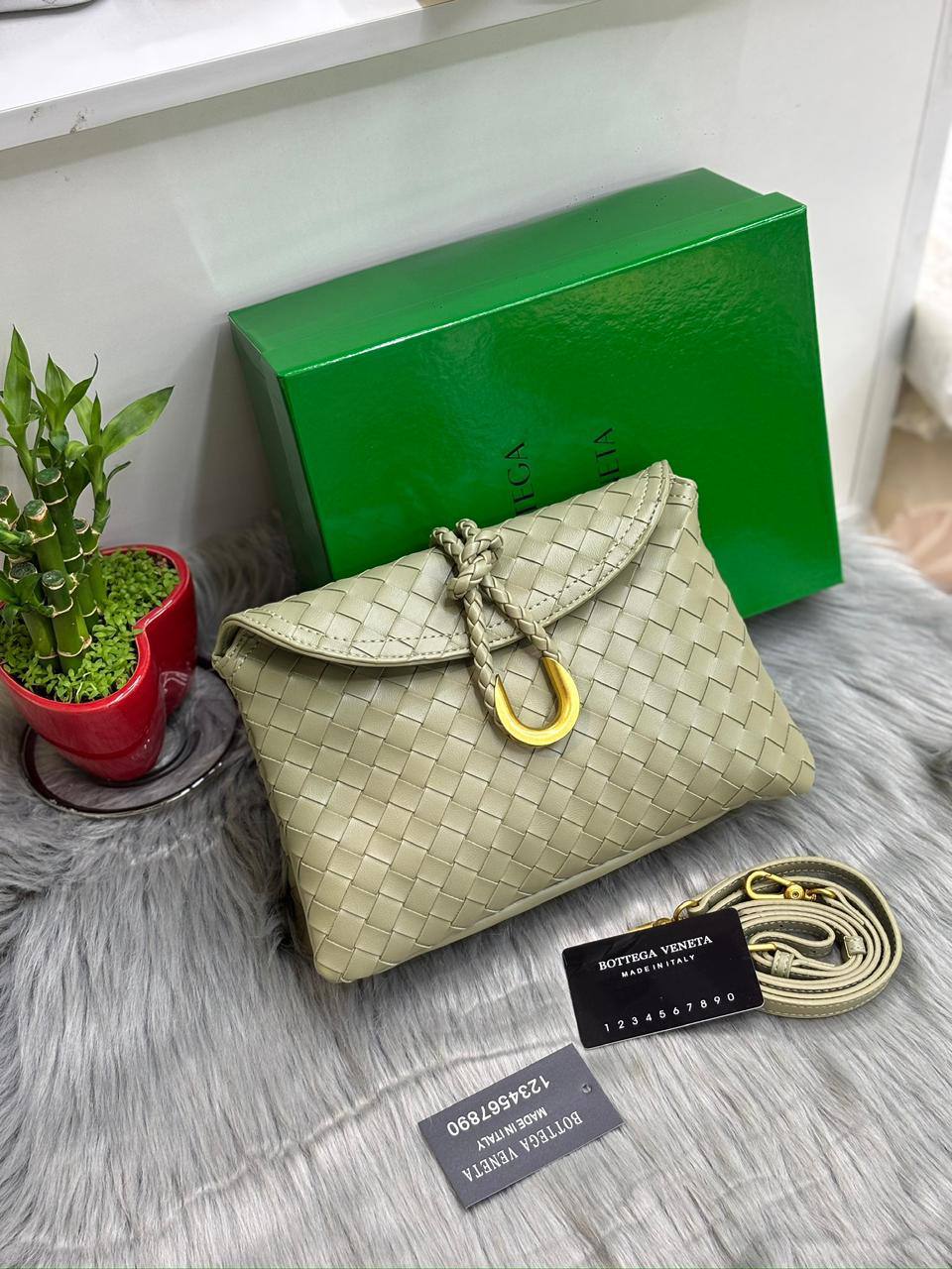 BOTTEGA
SIZE  ………26 CM 🥰
90 dhs❤️

with Box🌷
🎁🎁🎁

Zain244
♥️♥️♥️