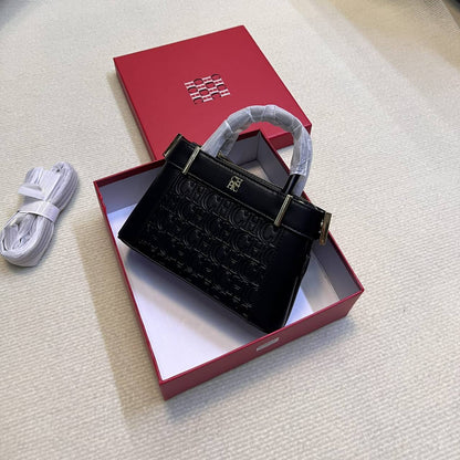 LV
100 dhs🇦🇪🇦🇪
with box
size 22cm

Zain26
♥️♥️♥️