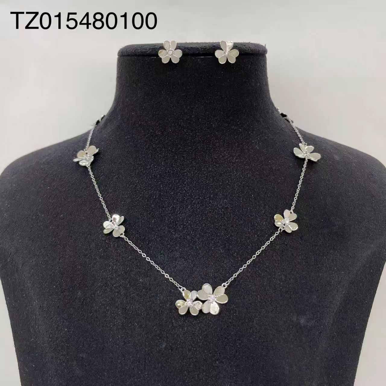 Fashion set* 🦋
Offer price

45 dhs🪙🌨️
normal box 📦

Zain48
♥️♥️♥️