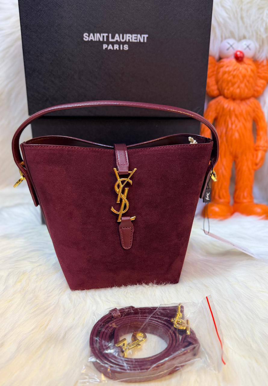 YSL
good quality, 

comes with box, 🎁🎁🎁

size... 22 *18 cm 
95 dhs💓

Zain12
♥️♥️♥️