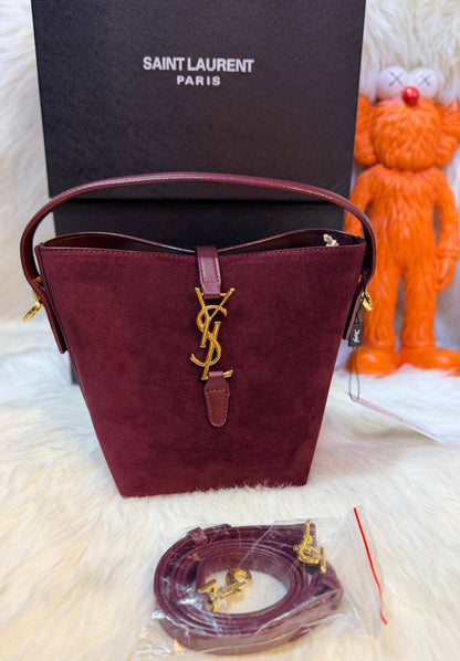 YSL
good quality, 

comes with box, 🎁🎁🎁

size... 22 *18 cm 
95 dhs💓

Zain12
♥️♥️♥️