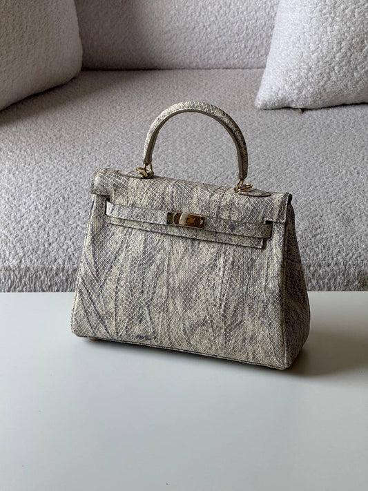Hermes
kelly lizard 25cm💕master quality😍with box❤️
610 dhs✅

Zain52
♥️♥️♥️
