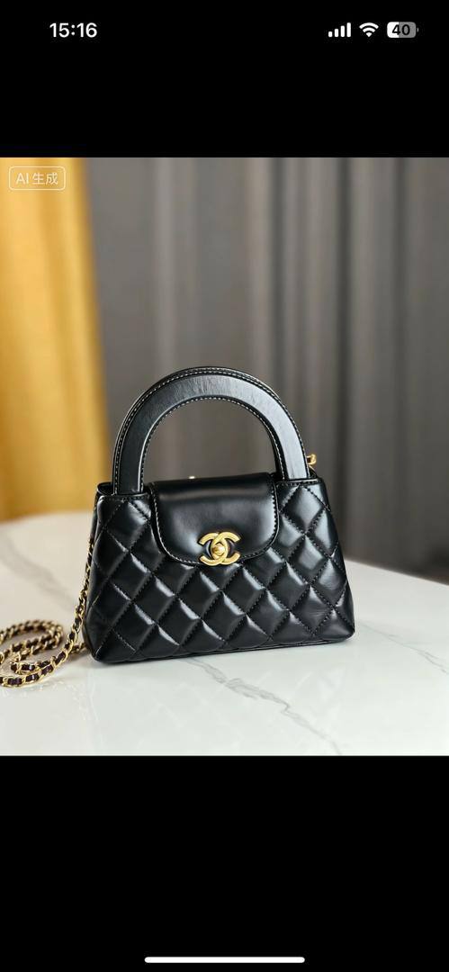 Chanel
95 dhs🪙
size：22cm

Good quality 

with box
🎁🎁🎁

Zain39
♥️♥️♥️