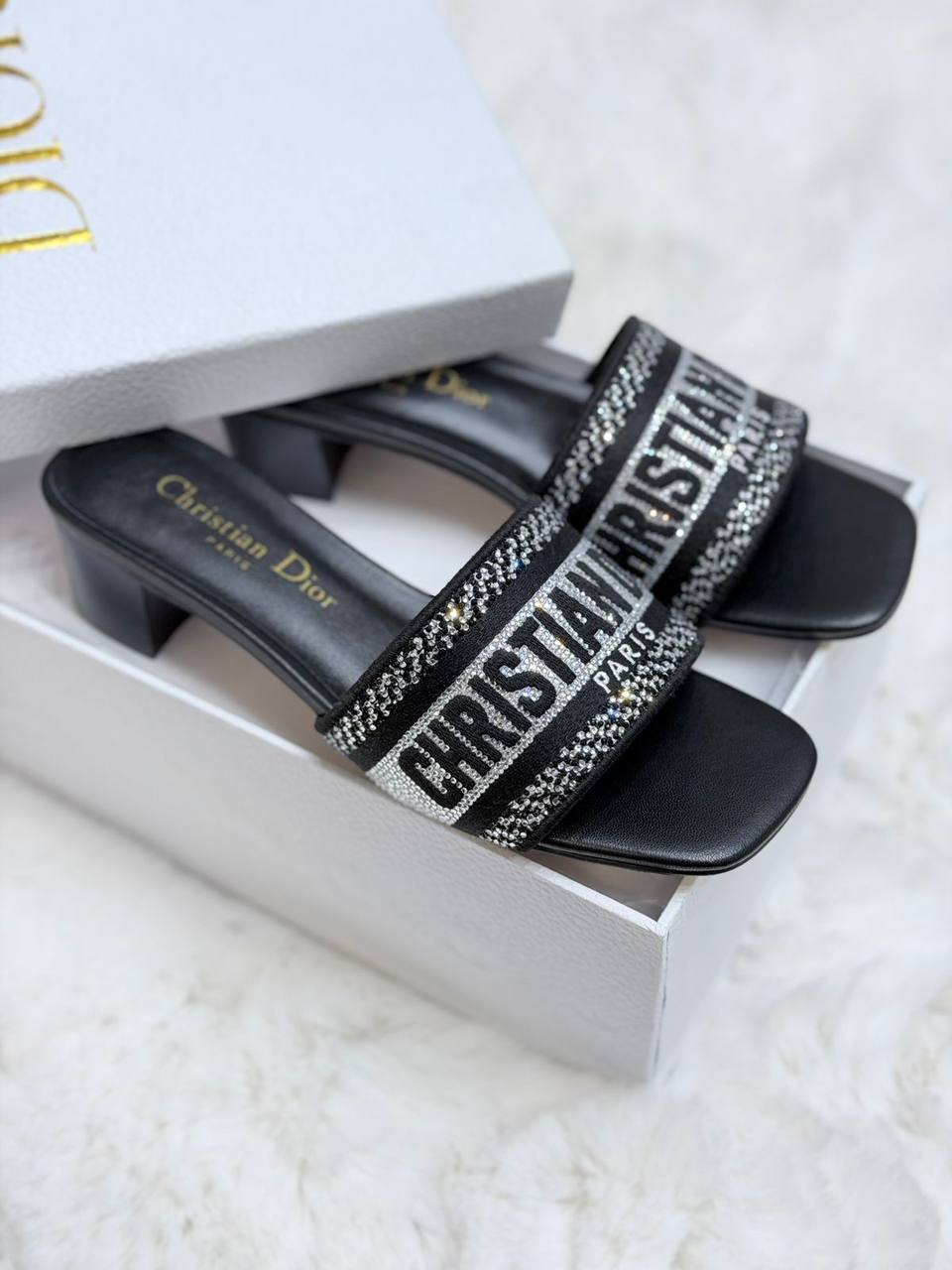 DIOR
💎 _*VIP QUALITY +A*_ 💎
Size 37 To 41
450 dhs✅

Zain292
♥️♥️♥️