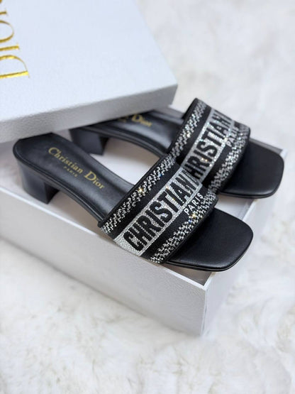 DIOR
💎 _*VIP QUALITY +A*_ 💎
Size 37 To 41
450 dhs✅

Zain292
♥️♥️♥️