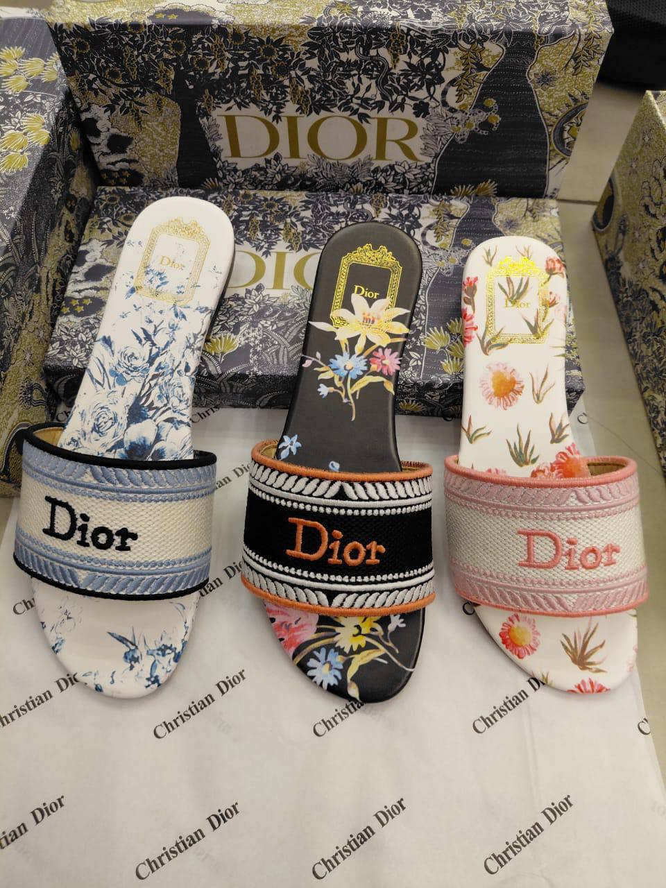 Dior Slipper
Size 36 To 41
95 dhs🇦🇪🇦🇪

Zain120
♥️♥️♥️