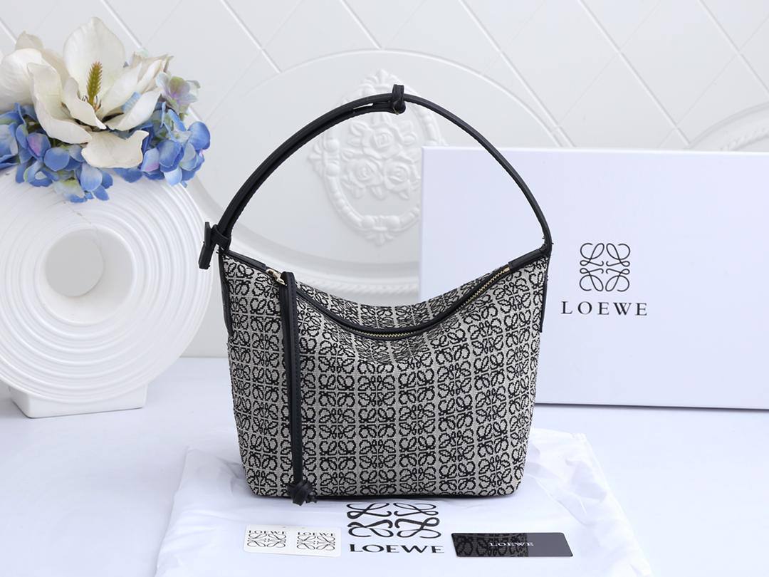 Loewe 
85 dhs✅
with box
size 20×10×20cm

Zain213
♥️♥️♥️