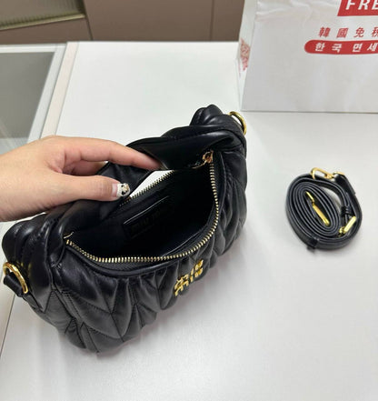 MIU MIU 
NEW CAME GOOD QUALITY 

WITH BOX 
🎁🎁🎁

90 dhs🇦🇪

Zain39
♥️♥️♥️