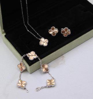 VCA SET❤️‍🔥*
Necklace ❣️
Earring 🦋
Bracelet 🌸
Master quality 💯
With normal boxes 📦 
170 dhs🪙🌨️
With master box 🗃️ 
220 dhs🪙🌨️

Zain216
♥️♥️♥️