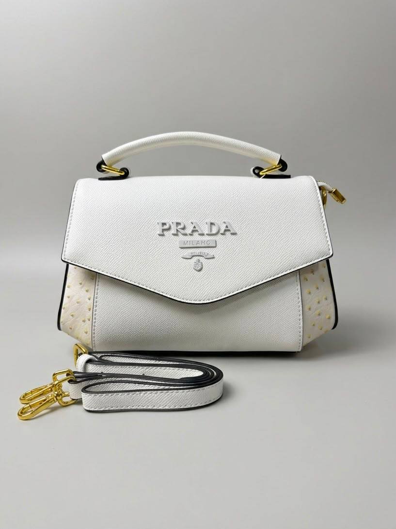 Prada

110 dhs🇦🇪🇦🇪
With Box

Zain50
♥️♥️♥️
