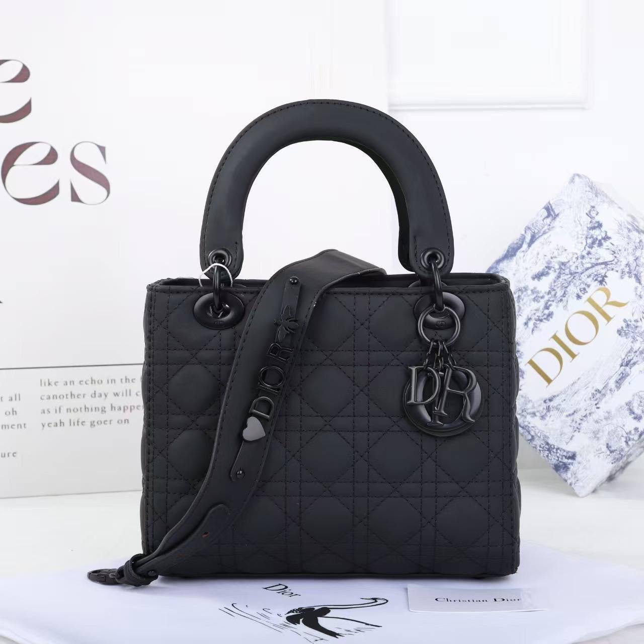 DIOR 
GOOD QUALITY 
120 dhs✅
SIZE: 24cm

Zain295
♥️♥️♥️
