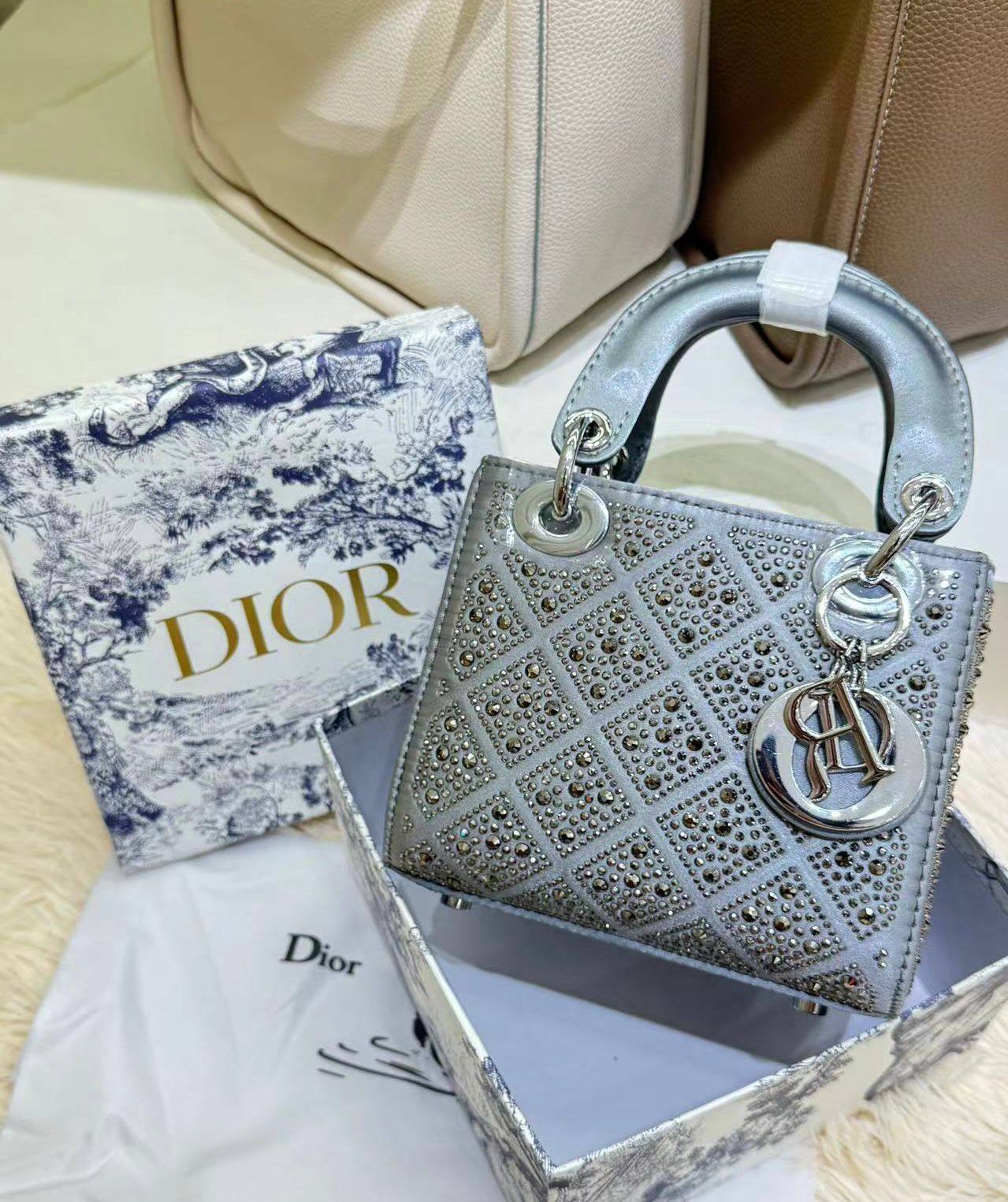 LADY DIOR

 NEW CAME GOOD QUALITY 

WITH BOX 
🎁🎁🎁

115 dhs👑

Zain39
♥️♥️♥️