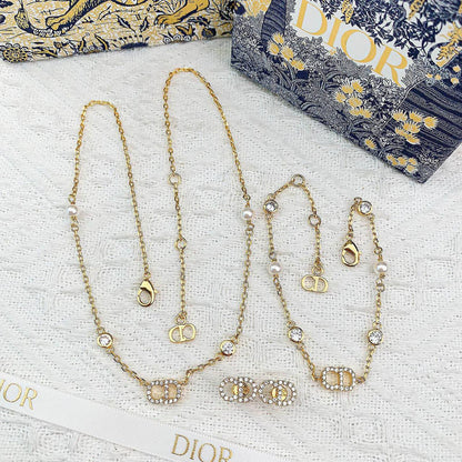 MASTER SET
125 DHS✅
WITH BOX AND PAPER BAG🛍️🎁

Zain89
♥️♥️♥️