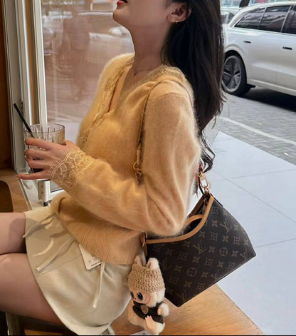 LV

Small 
90 dhs🪙🌨️
size 21×8×17cm

Big
95 dhs🪙🌨️
size 30×10×25cm
with box
🎁🎁🎁

Zain23
♥️♥️♥️