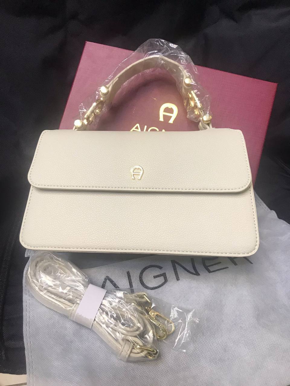 Aigner
95 dhs🪙🌨️
Size 24*7*15
with box
🎁🎁🎁

Zain07
♥️♥️♥️