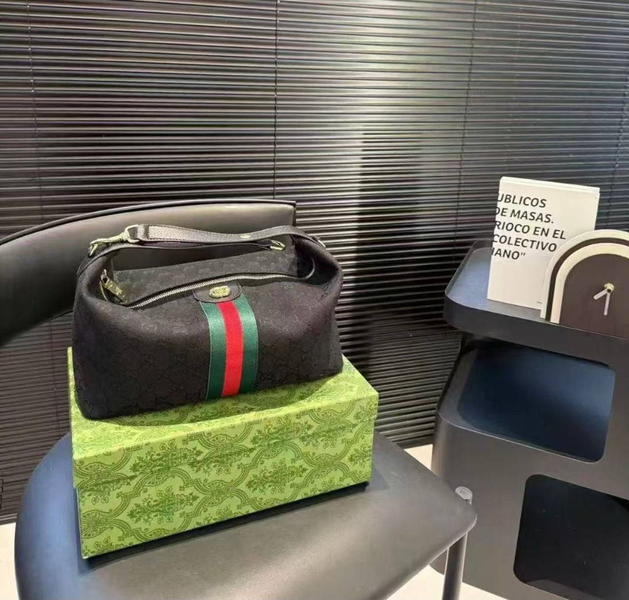 GUCCI 
COPY ONE 
SPECIAL OFFER WITH BOX 
130 dhs💓
SIZE : 30cm

Zain295
♥️♥️♥️