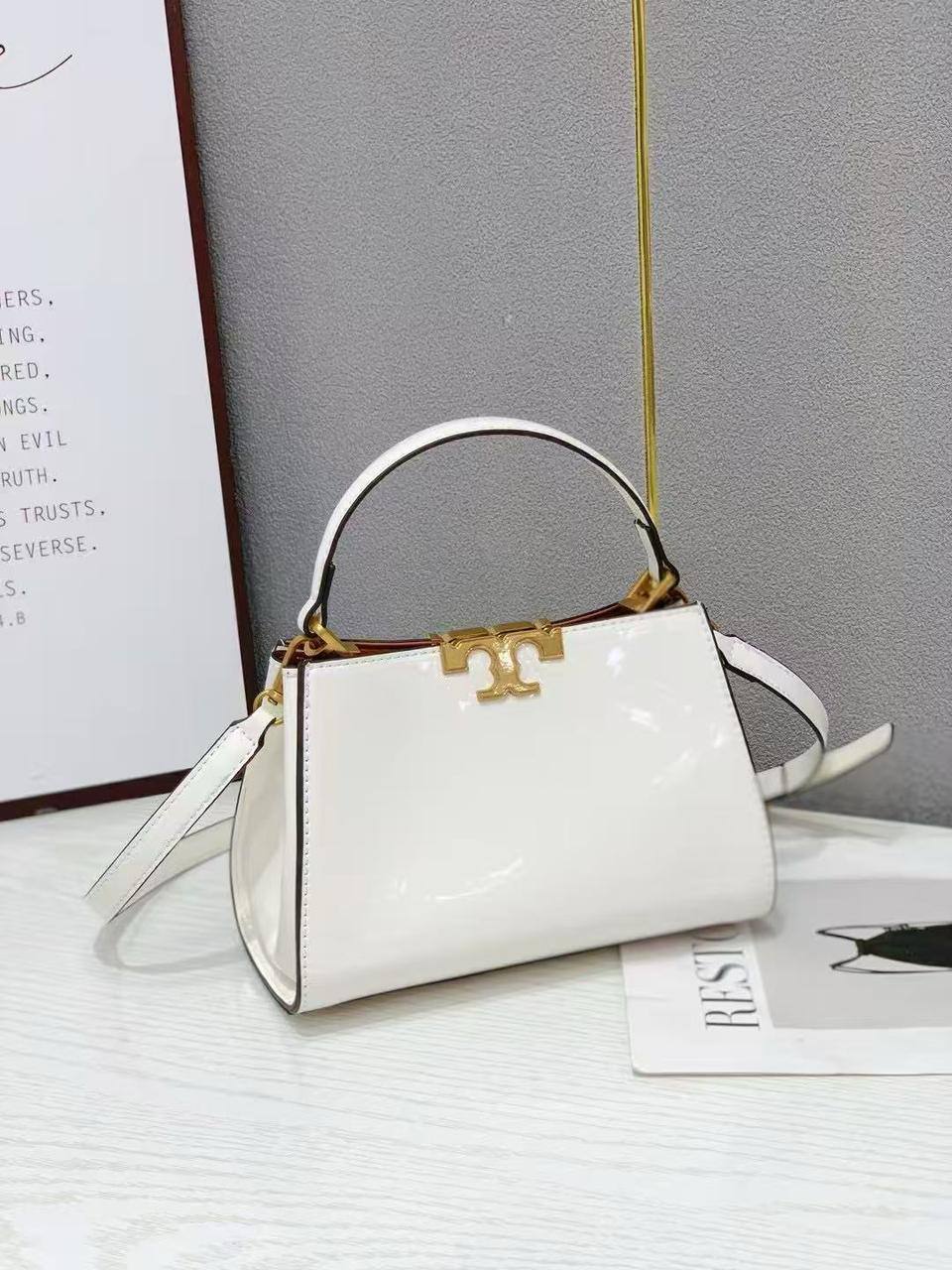 Tory Burch

High quality
With box 
🎁🎁🎁

90 dhs✅

Zain50
♥️♥️♥️