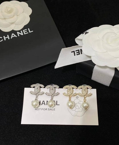 CHANEL❤️‍🔥*
Earring 🦋
Master quality 💯
With normal boxes 📦 
45 dhs❣️
With master box 🗃️ 
55 dhs❣️

Zain216
♥️♥️♥️
