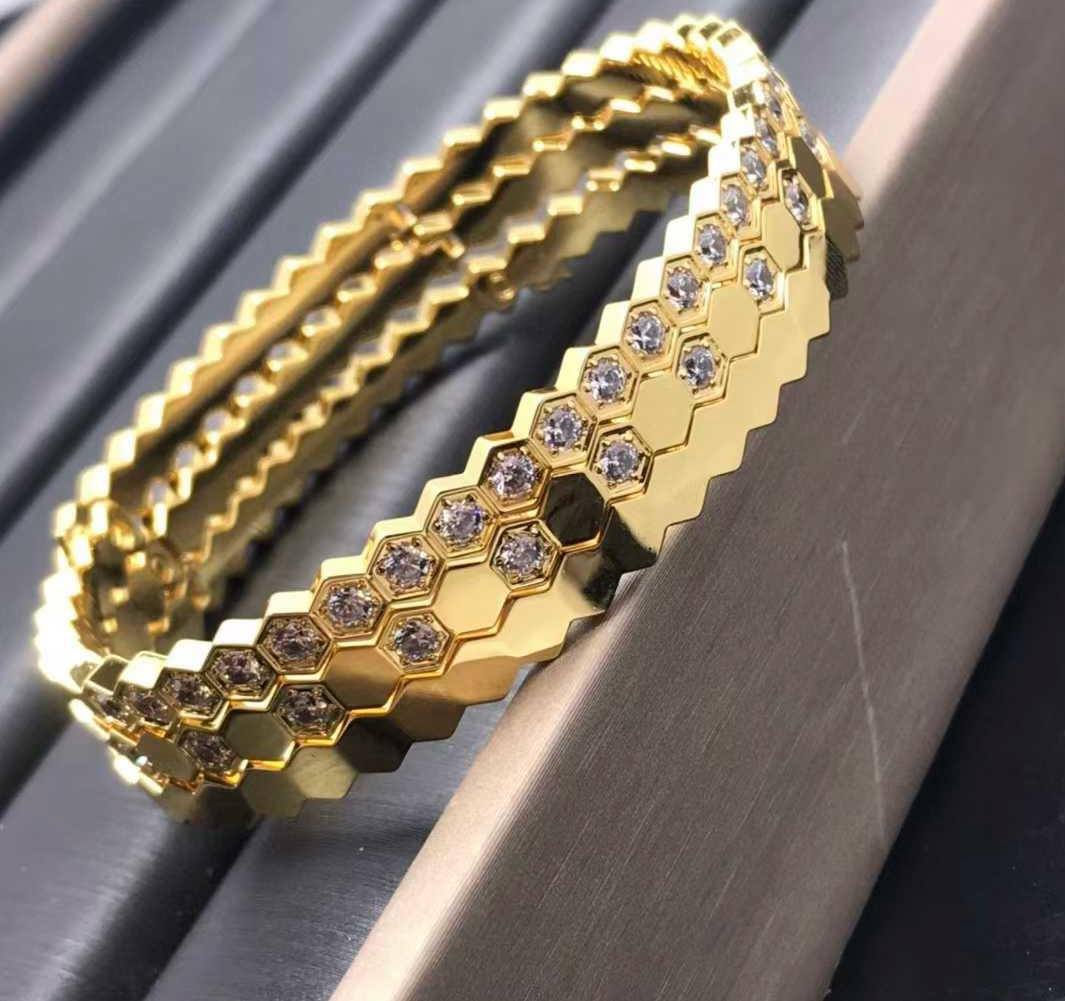 CHOUMET BANGLE
MASTER💫✨
60 dhs🇦🇪🇦🇪

WITH BOX AND PAPER BAG🎁🛍️

Zain89
♥️♥️♥️