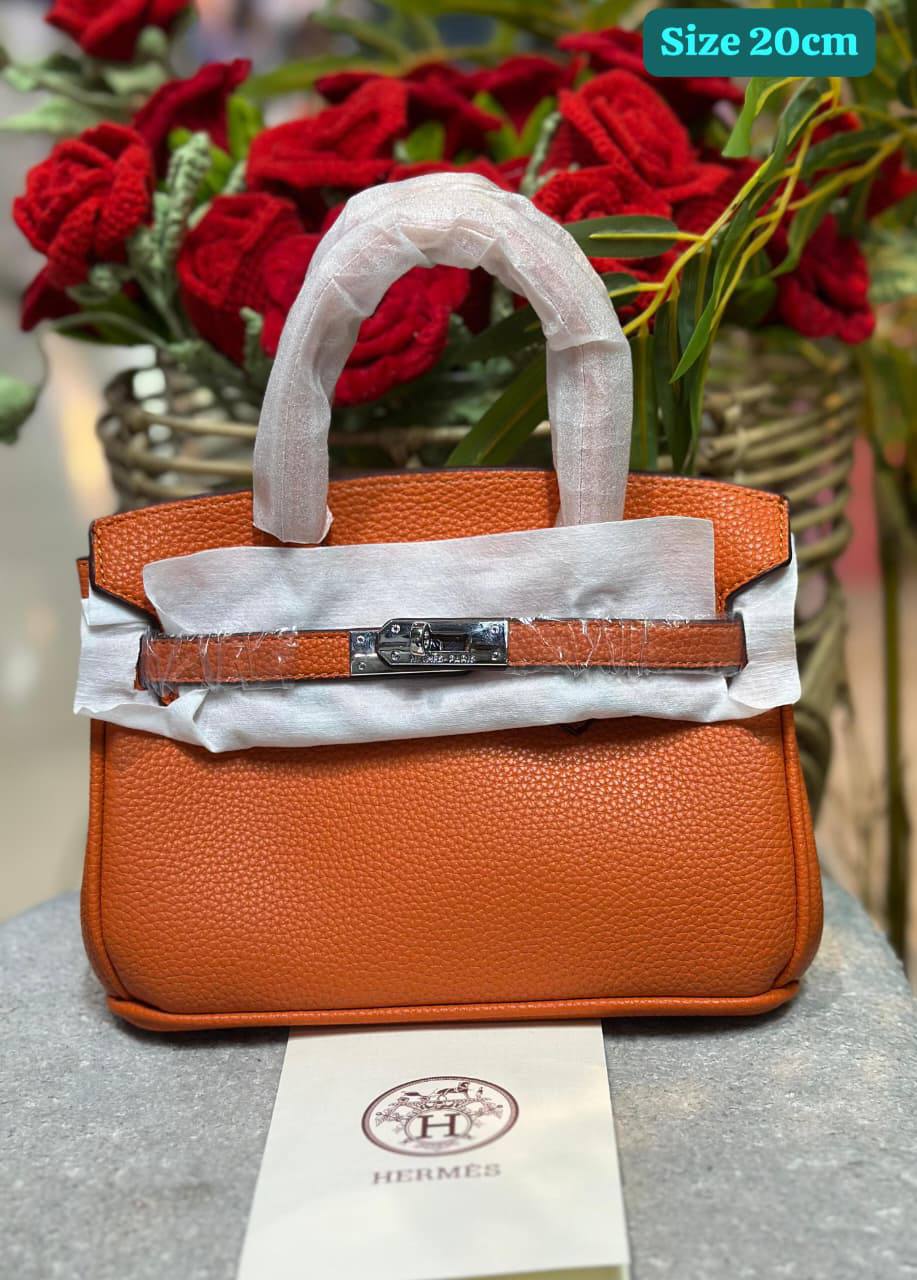 Hermes
Good quality 
with box 
🎁🎁🎁

100 dhs✅

Zain186
♥️♥️♥️
