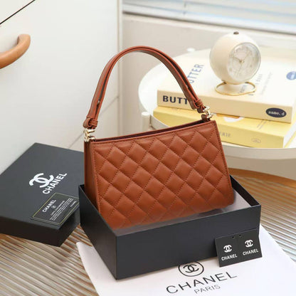 Chanel

with box
🎁🎁🎁

good quality
95 dhs🇦🇪

Zain136
♥️♥️♥️