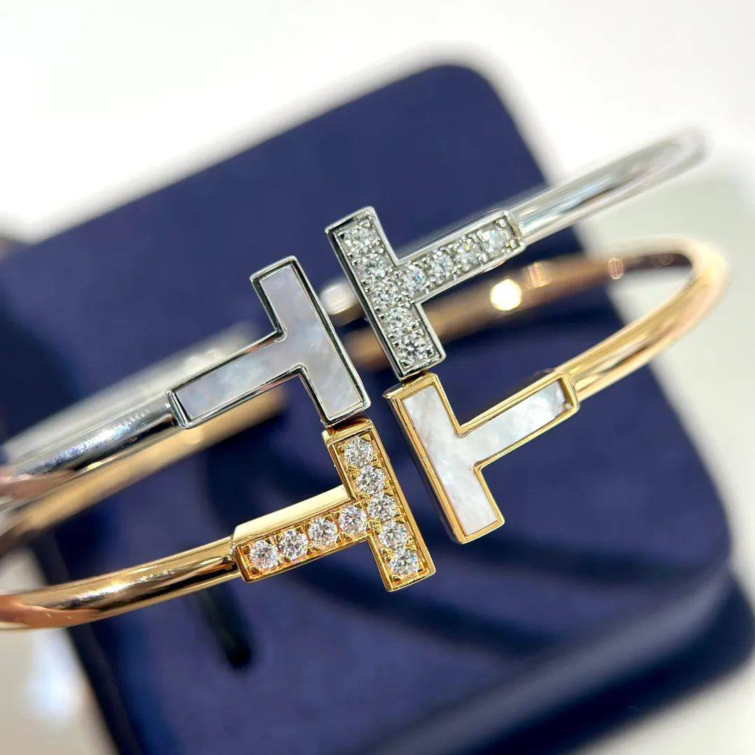 Tiffany ❤️‍🔥
Bangle ✨
*Master quality ✅*
With normal boxes 📦 
55 dhs💓
With master box 🗃️ 
85 dhs💓

Zain216
♥️♥️♥️