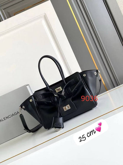 Balenciaga Master
350 dhs🪙🌨️
#small 25cm❤️❤️

Zain228
♥️♥️♥️