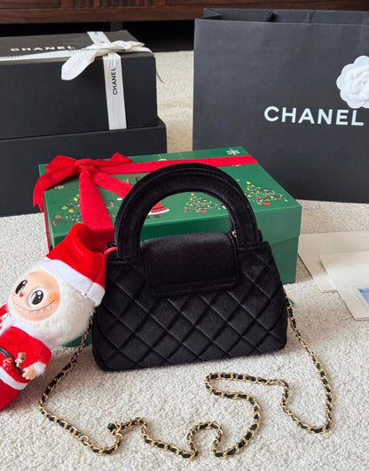 Chanel
100 dhs✅
SIZE：22cm
With the box

Zain35
♥️♥️♥️