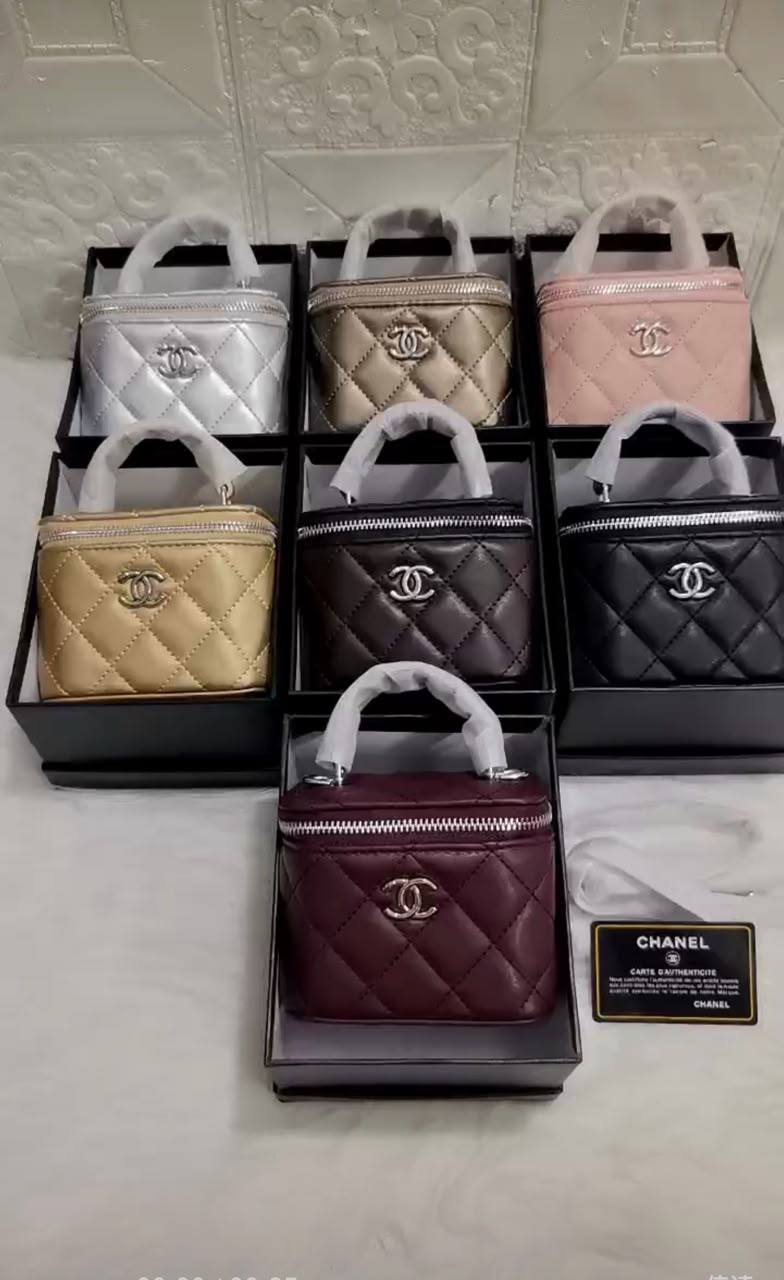 Chanel

100 dhs🇦🇪🇦🇪

SIZE：small

Good-quality 
with box

Zain35 
♥️♥️♥️