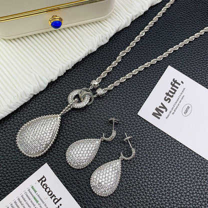 BOUCHRON SET 
Master 💫✨
NECKLACE & EARRINGS 
230 DHS✅
WITH BOX AND PAPER BAG🎁🛍️

Zain89
♥️♥️♥️